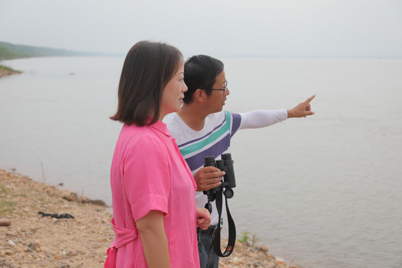 1692672219215724.jpg 志愿者徐建利(右),向王琼讲解江豚拍摄点位和观看角度。h49a1727.jpg